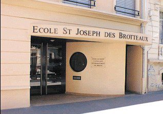 Entrée principale de l'École Saint Joseph des Brotteaux avec son enseigne au-dessus de la porte.